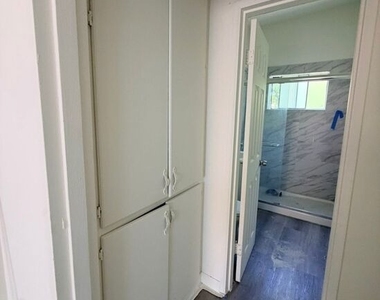 1833 S St Andrews Place - Photo Thumbnail 3