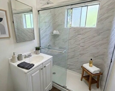 1833 S St Andrews Place - Photo Thumbnail 6