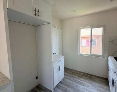 10218 Darby Avenue - Photo Thumbnail 6