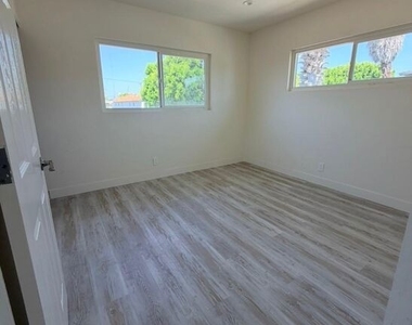 10218 Darby Avenue - Photo Thumbnail 5