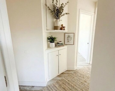 10218 Darby Avenue - Photo Thumbnail 9