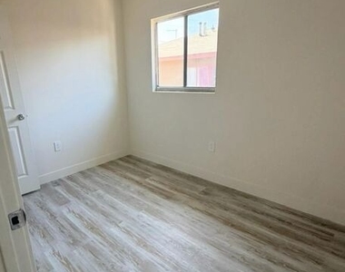 10218 Darby Avenue - Photo Thumbnail 3