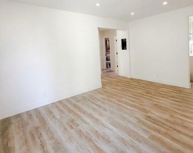 10218 Darby Avenue - Photo Thumbnail 10