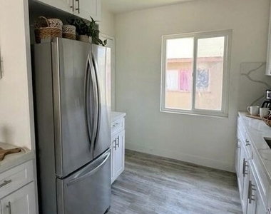 10218 Darby Avenue - Photo Thumbnail 7