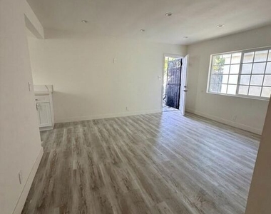 10218 Darby Avenue - Photo Thumbnail 5