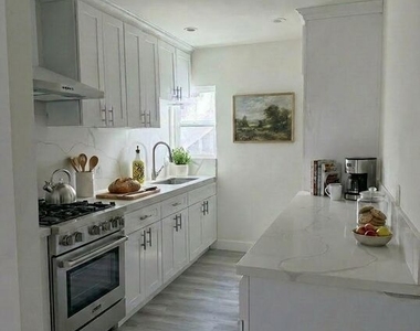 10218 Darby Avenue - Photo Thumbnail 2