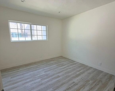10218 Darby Avenue - Photo Thumbnail 7