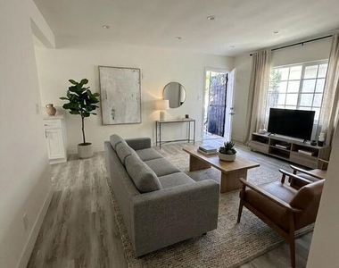 10218 Darby Avenue - Photo Thumbnail 6