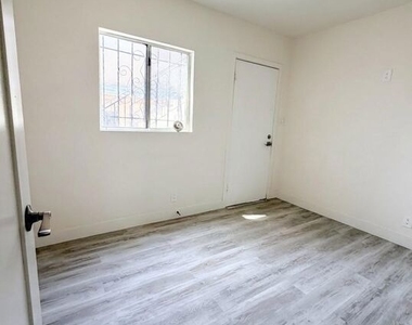 10218 Darby Avenue - Photo Thumbnail 9