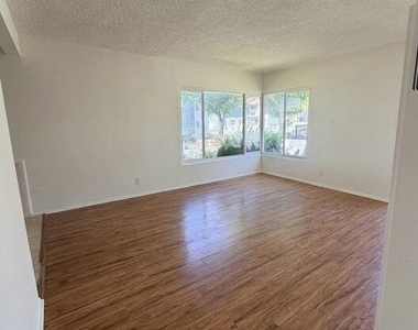 10218 Darby Avenue - Photo Thumbnail 3