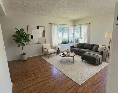 10218 Darby Avenue - Photo Thumbnail 2