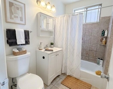 10218 Darby Avenue - Photo Thumbnail 4