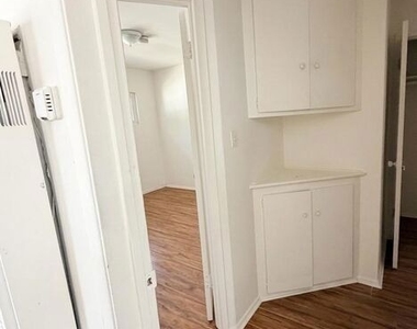 10218 Darby Avenue - Photo Thumbnail 9