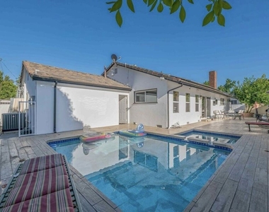 5515 Longridge Avenue - Photo Thumbnail 8