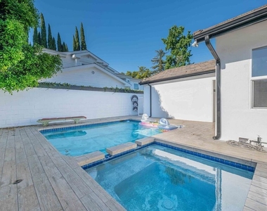 5515 Longridge Avenue - Photo Thumbnail 14