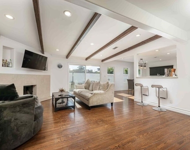 5515 Longridge Avenue - Photo Thumbnail 7