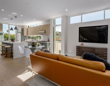 836 N Mccadden Place - Photo Thumbnail 9