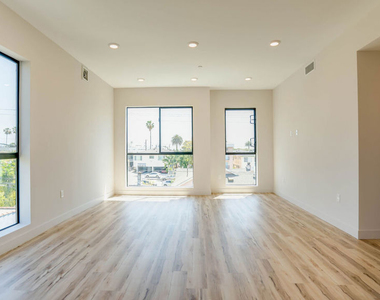 1540 S Hayworth Avenue - Photo Thumbnail 2