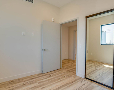 1540 S Hayworth Avenue - Photo Thumbnail 8
