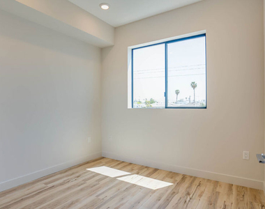 1540 S Hayworth Avenue - Photo Thumbnail 6