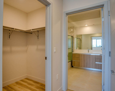 1540 S Hayworth Avenue - Photo Thumbnail 10
