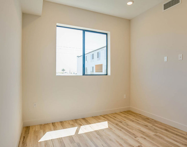 1540 S Hayworth Avenue - Photo Thumbnail 7