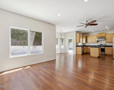 526 Houston Drive - Photo Thumbnail 6
