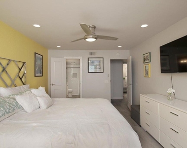 5301 E Waverly Drive - Photo Thumbnail 11