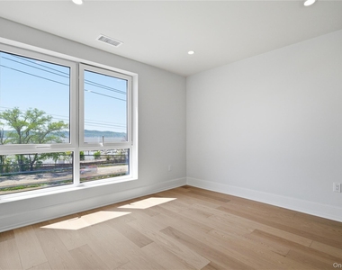 25 South Riverside Avenue - Photo Thumbnail 10