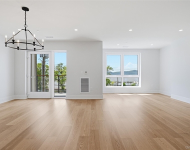 25 South Riverside Avenue - Photo Thumbnail 3
