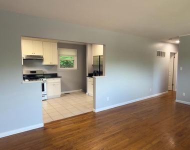 556 Orchard Street Nw - Photo Thumbnail 4