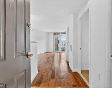 555 Massachusetts Avenue Nw - Photo Thumbnail 2