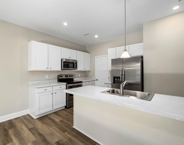 335 E Pine Avenue - Photo Thumbnail 7