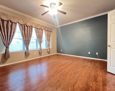 2323 Little Elm Trl - Photo Thumbnail 10