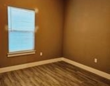 305 Anderson St - Photo Thumbnail 7