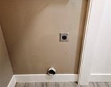305 Anderson St - Photo Thumbnail 9