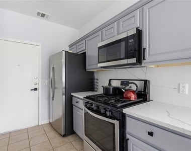 7510 Lazy Creek Dr - Photo Thumbnail 2