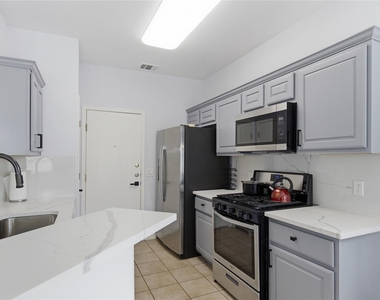 7510 Lazy Creek Dr - Photo Thumbnail 15