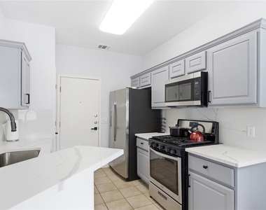 7510 Lazy Creek Dr - Photo Thumbnail 22