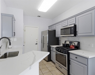 7510 Lazy Creek Dr - Photo Thumbnail 13