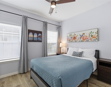 7510 Lazy Creek Dr - Photo Thumbnail 18