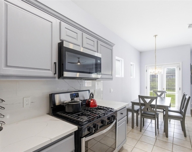 7510 Lazy Creek Dr - Photo Thumbnail 23