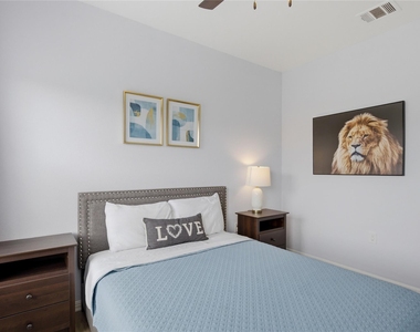 7510 Lazy Creek Dr - Photo Thumbnail 21
