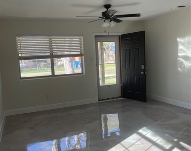 805 Laurel St - Photo Thumbnail 2