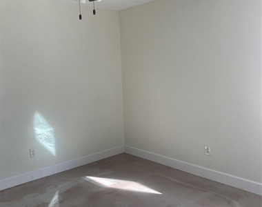 805 Laurel St - Photo Thumbnail 4