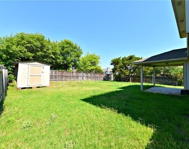 2813 Greenlee Dr - Photo Thumbnail 16