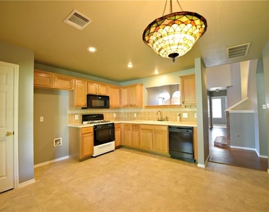 2813 Greenlee Dr - Photo Thumbnail 7