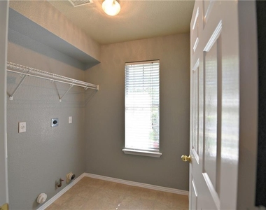 2813 Greenlee Dr - Photo Thumbnail 8
