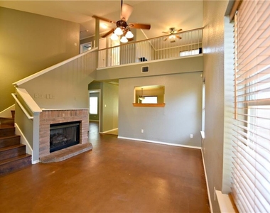 2813 Greenlee Dr - Photo Thumbnail 3