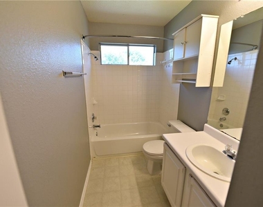 2813 Greenlee Dr - Photo Thumbnail 15